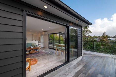 Photo of property in 5 Holiday Road, Stanmore Bay, Whangaparaoa, 0932