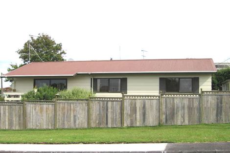 Photo of property in 17 Lyndhurst Road, Te Atatu South, Auckland, 0610