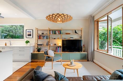 Photo of property in 71 Severn Street, Island Bay, Wellington, 6023