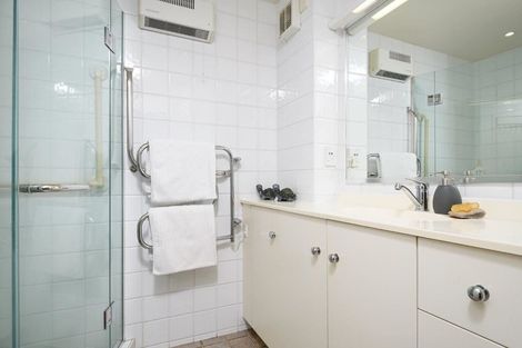 Photo of property in Seaview Apartments, 3/64 Milford Road, Milford, Auckland, 0620