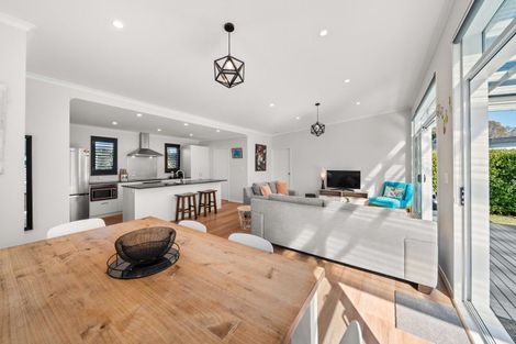 Photo of property in 32 Burgundy Drive, Martinborough, 5711