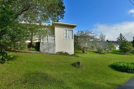 Photo of property in 18 Pohutukawa Avenue, Red Beach, 0932