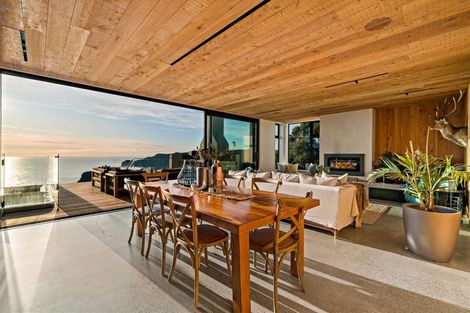 Photo of property in 81 Piha Road, Piha, 0772