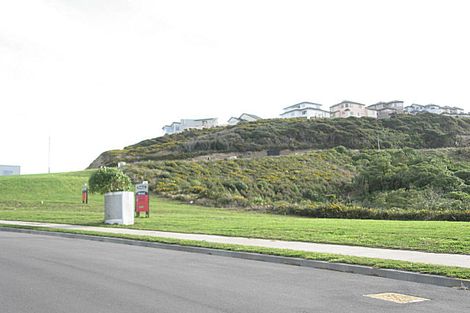 Photo of property in 9 Bendigo Grove, Newlands, Wellington, 6037
