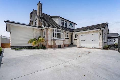 Photo of property in 10 Mangorei Road, Strandon, New Plymouth, 4312