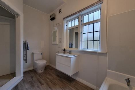 Photo of property in 212 Queens Drive, Lyall Bay, Wellington, 6022