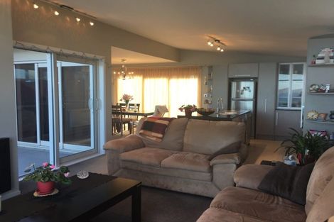 Photo of property in 58 Tamworth Crescent, Newlands, Wellington, 6037