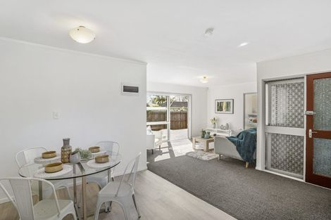 Photo of property in 1 Golf Road, New Lynn, Auckland, 0600