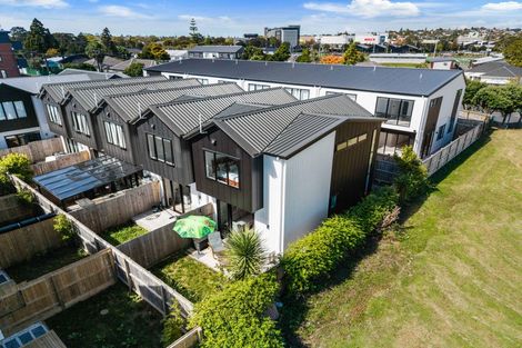 Photo of property in 8/28 Smythe Road, Henderson, Auckland, 0612