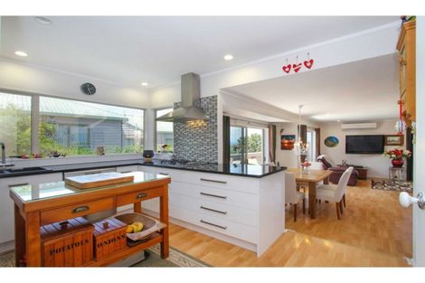 Photo of property in 272 Glamorgan Drive, Northcross, Auckland, 0630