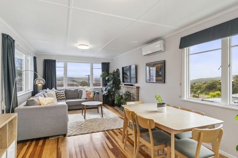 Photo of property in 15 Link Road, Newlands, Wellington, 6037