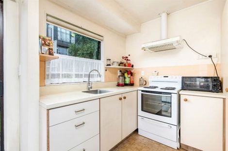 Photo of property in 2/10 Hutchinson Avenue, New Lynn, Auckland, 0600
