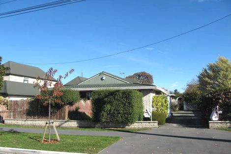 Photo of property in 17 Garreg Road, Fendalton, Christchurch, 8052