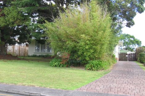 Photo of property in 19 Neil Avenue, Te Atatu Peninsula, Auckland, 0610