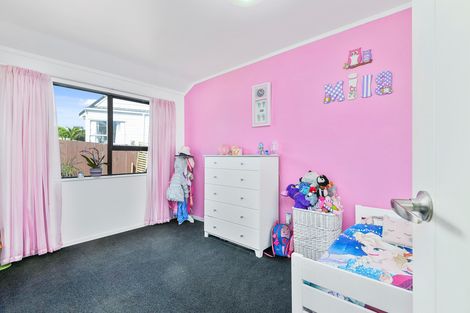 Photo of property in 11 Imperial Place, Henderson, Auckland, 0612