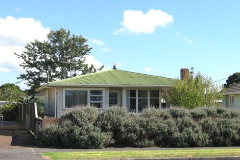 Photo of property in 57 Beach Road, Te Atatu Peninsula, Auckland, 0610