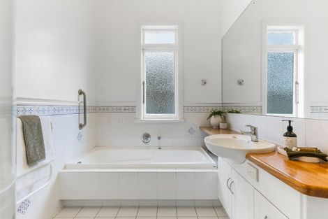 Photo of property in 5 Clarence Road, Northcote Point, Auckland, 0627