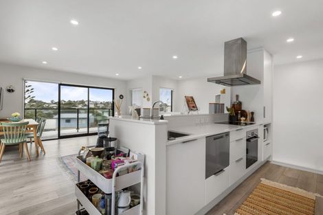 Photo of property in 5 Holiday Road, Stanmore Bay, Whangaparaoa, 0932