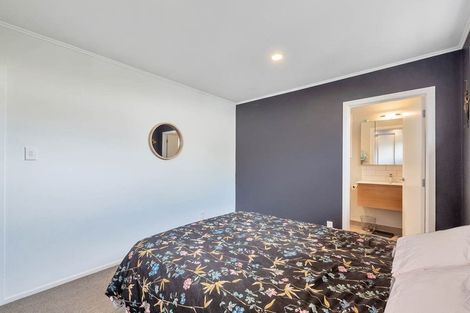 Photo of property in 9 Wharf Road, Te Atatu Peninsula, Auckland, 0610
