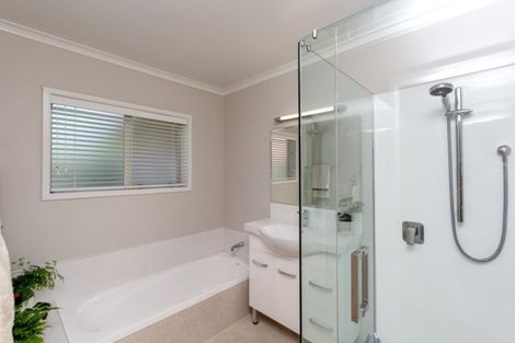 Photo of property in 18 Veale Road, Frankleigh Park, New Plymouth, 4310