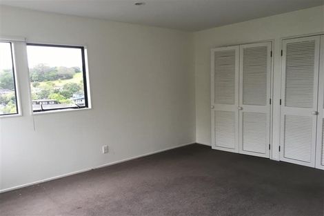 Photo of property in 2/5 Seaford Place, Murrays Bay, Auckland, 0630