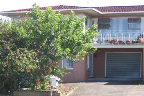 Photo of property in 2/1 Woodcote Drive, Glenfield, Auckland, 0629