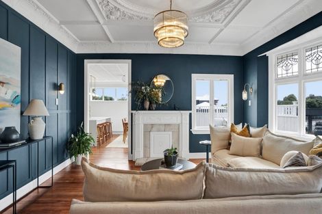 Photo of property in 10 Mangorei Road, Strandon, New Plymouth, 4312