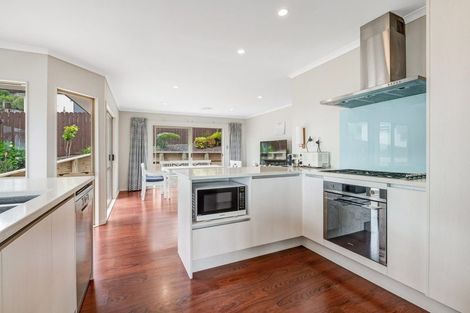 Photo of property in 32 Canary Place, Unsworth Heights, Auckland, 0632