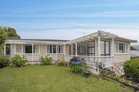 Photo of property in 12 Lane Crescent, Tawa, Wellington, 5028