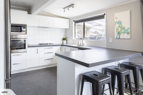 Photo of property in 6a Perrin Place, Kelvin Grove, Palmerston North, 4414