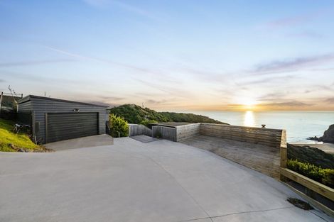 Photo of property in 81 Piha Road, Piha, 0772