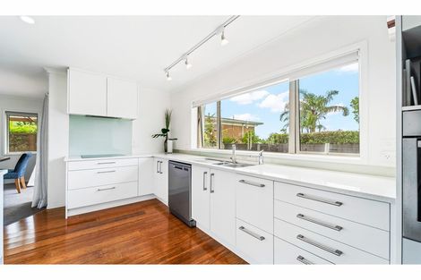 Photo of property in 2 Sunrise Lane, Te Atatu South, Auckland, 0610