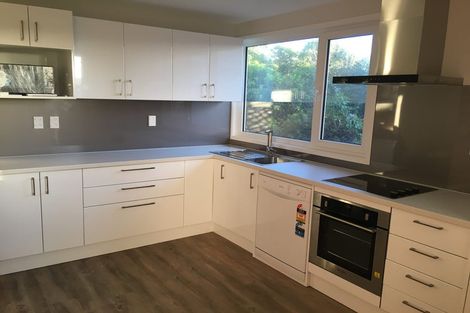 Photo of property in 11 Longcroft Terrace, Newlands, Wellington, 6037