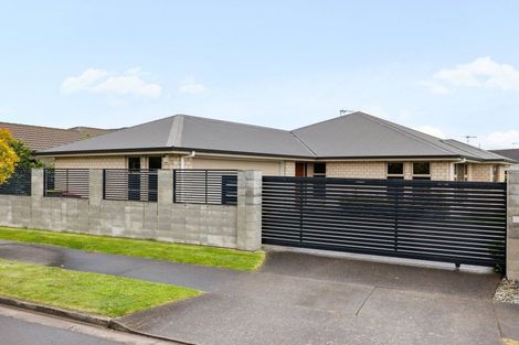 Photo of property in 18 Gibbston Close, Huntington, Hamilton, 3210