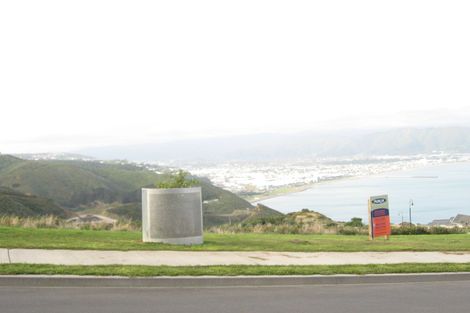 Photo of property in 63 Tamworth Crescent, Newlands, Wellington, 6037