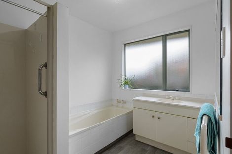 Photo of property in 15 Showgate Avenue, Sockburn, Christchurch, 8042