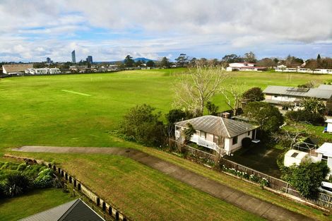 Photo of property in 2/62 Tonar Street, Northcote, Auckland, 0627
