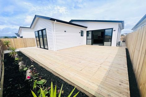 Photo of property in 17 Cronshaw Road, Karaka, 2113