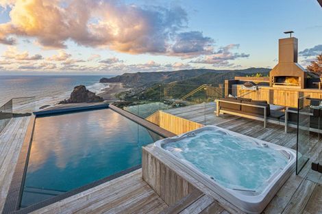Photo of property in 81 Piha Road, Piha, 0772