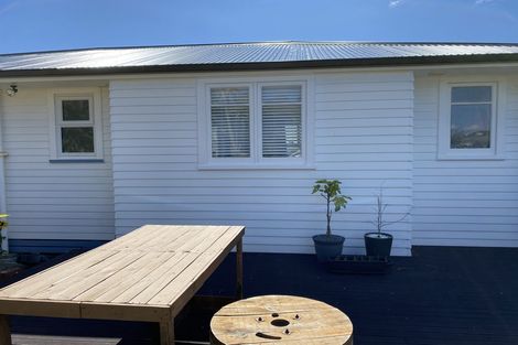 Photo of property in 7 Link Road, Newlands, Wellington, 6037