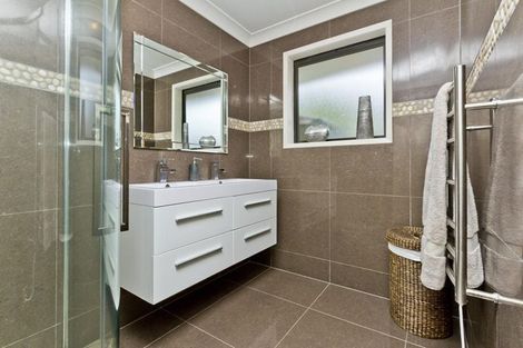 Photo of property in 16 Baulcomb Parade, Windsor Park, Auckland, 0632