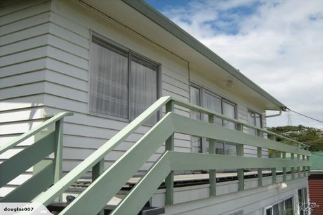 Photo of property in 8a Longcroft Terrace, Newlands, Wellington, 6037