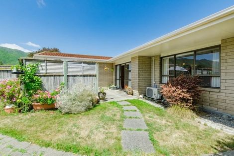 Photo of property in 6 Rewarewa Crescent, Waikanae, 5036