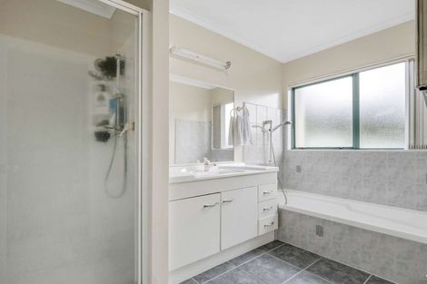 Photo of property in 30 Capricorn Place, Kawaha Point, Rotorua, 3010