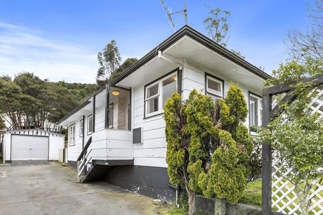 Photo of property in 33 Kairanga Crescent, Wainuiomata, Lower Hutt, 5014