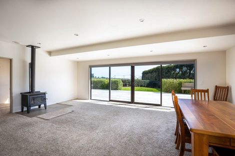 Photo of property in 2 Arthur Road, Paraite, New Plymouth, 4373