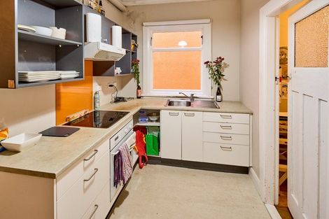 Photo of property in 122 Oriental Parade, Oriental Bay, Wellington, 6011
