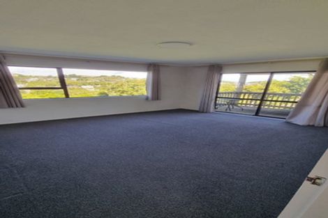 Photo of property in 29f2 Cheltenham Terrace, Newlands, Wellington, 6037
