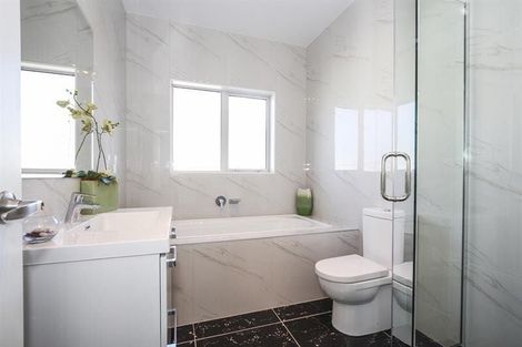 Photo of property in 73 San Valentino Drive, Henderson, Auckland, 0612