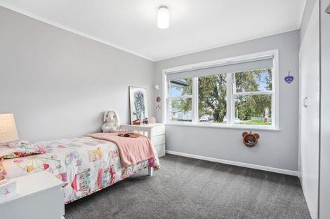 Photo of property in 4 Maunder Place, New Lynn, Auckland, 0600
